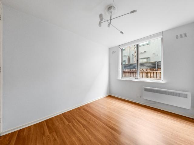 Prime South Yarra Living: Spacious One Bedroom Unit