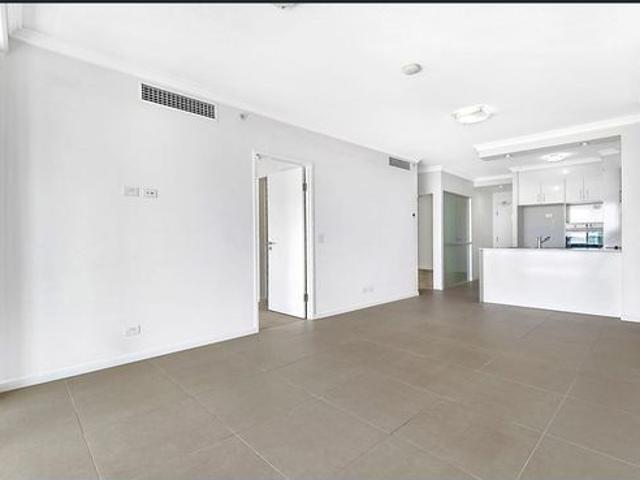 PRIME SOUTHPORT LOCATION EXECUTIVE 2 BEDROOM, 2 BATHROOM APARTMENT WITH FABULOUS BROADWATER VIEWS