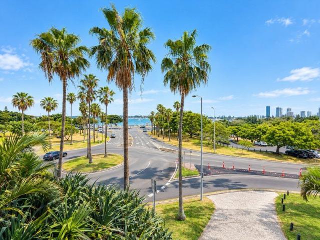 PRIME SOUTHPORT POSITION BROADWATER VIEWS VACANT & READY TO SELL!