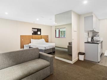 Prime Swanston St 1BR – Carlton Living
