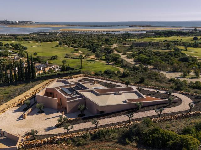 Primeira Linha de Mar e Golf: Onde a Arquitetura abraça a Ria de Alvor, Palmares Lagos