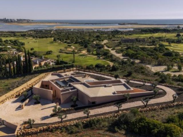 Primeira Linha de Mar e Golf: Onde a Arquitetura abraça a Ria de Alvor, Palmares Lagos
