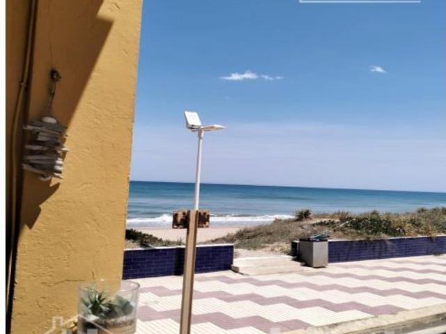 ¡PRIMERA LINEA DE LA PLAYA! CHALET CON 4 TERRAZAS Y GARAJE