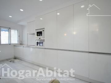¡PRIMERA LÍNEA DE PLAYA! REFORMADO EN RESIDENCIAL CON PISCINA Y TERRAZA