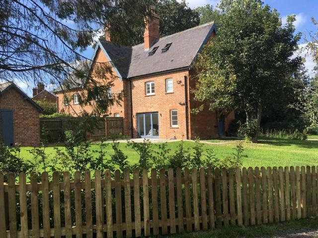 Primrose Cottage, Main Street. 3 bed end of terrace house to rent £1,550 pcm £358 pw