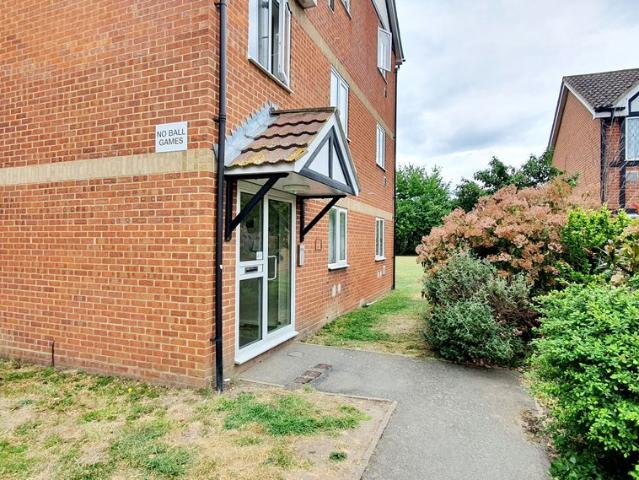 Primrose Close, Hackbridge SM6, 2 bed flat to rent, £1,750 pcm | PrimeLocation