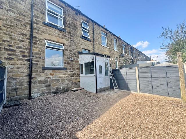 Primrose Hill, Batley WF17, 2 bed property to rent, £775 pcm | PrimeLocation