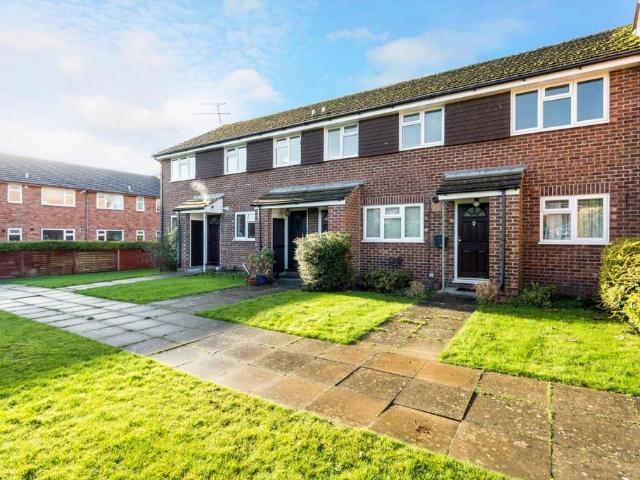 Prince Andrew Close Maidenhead SL6 2 bed maisonette to rent £1,500 pcm £346 pw