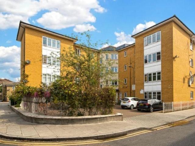 Prince Edward Road, Hackney, E9 2 bed flat to rent £2,750 pcm £635 pw