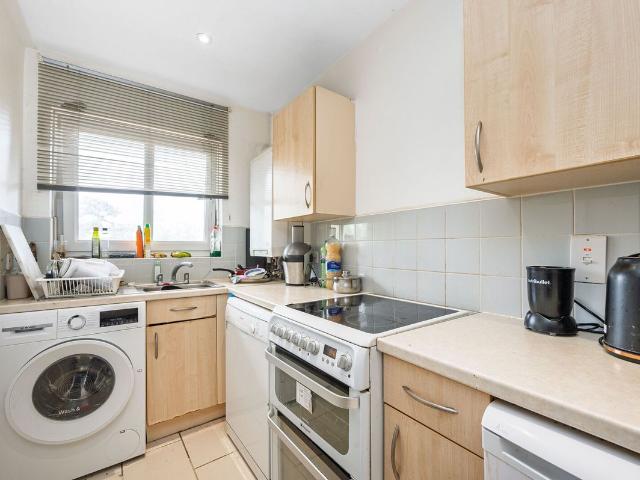 Prince Of Wales Close, Hendon, London NW4, 2 bed maisonette to rent, £3,000 pcm | PrimeLocation