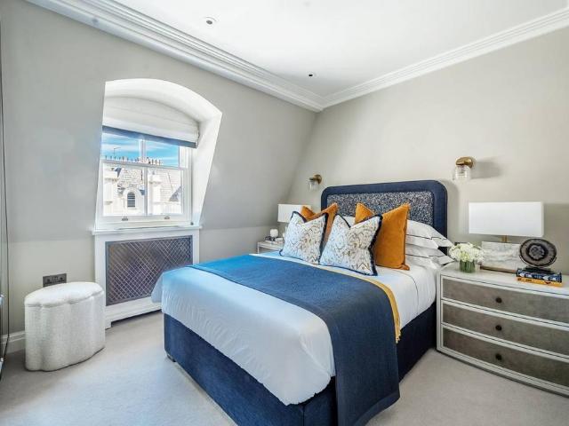 PRINCE OF WALES TERRACE, High Street. 3 bed penthouse to rent £20,085 pcm £4,635 pw