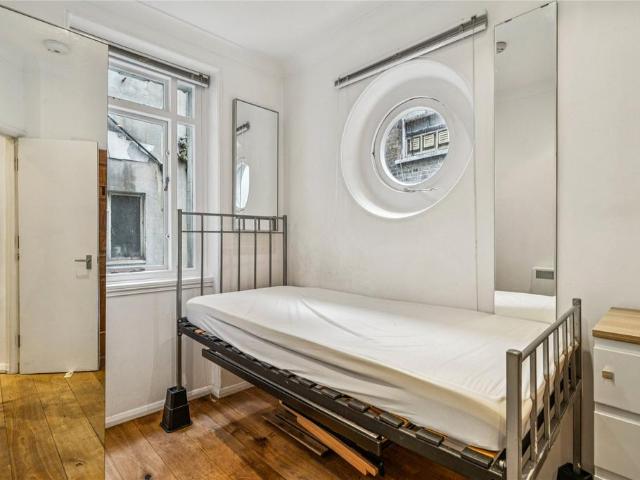 Prince of Wales Terrace, London, W8 Studio to rent £1,235 pcm £285 pw
