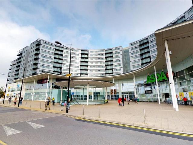 Prince Regent Road, Hounslow TW3 2 bed flat to rent £1,895 pcm £437 pw