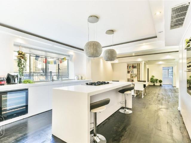 Princelet Street, London, E1 3 bed apartment to rent £6,000 pcm £1,385 pw