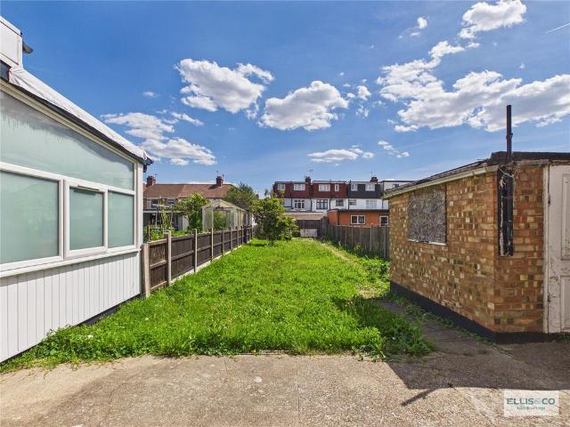 Princes Ave, Kingsbury NW9 3 bed semi detached house to rent £2,300 pcm £531 pw