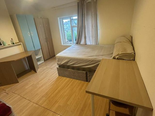 Princes Avenue, Watford WD18 1 bed semi detached house to rent £850 pcm £196 pw
