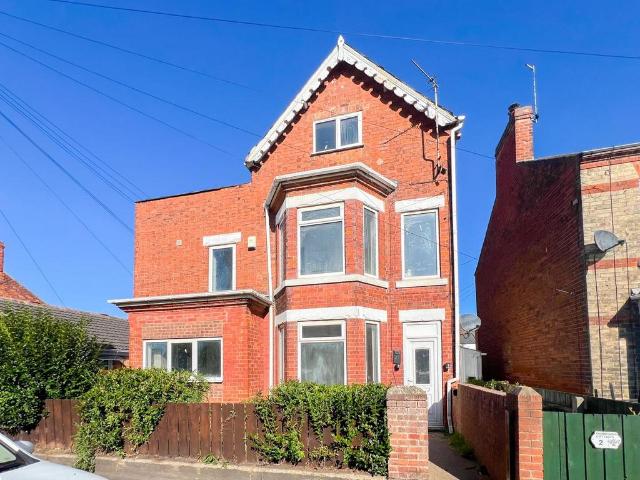 Princes Avenue, Withernsea 2 bed terraced house to rent £575 pcm £133 pw