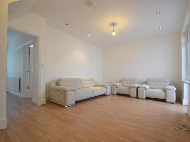 Princes Avenue, Acton, W3 4 bed terraced house to rent £3,500 pcm £808 pw