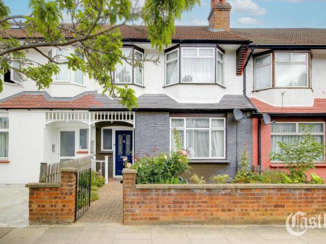 Princes Avenue, Palmers Green, N13 3 bed terraced house to rent £2,500 pcm £577 pw