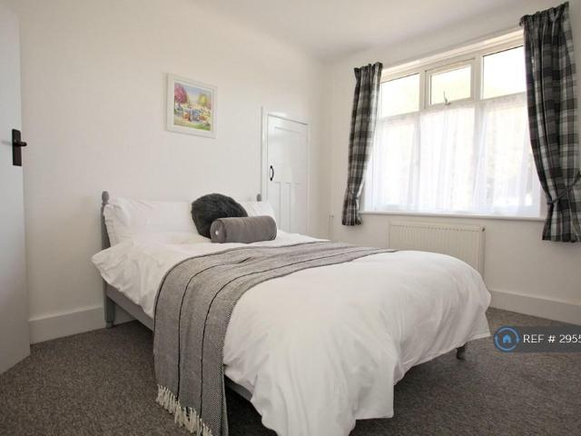 Princes Court, Bournemouth, BH1 3 bed flat to rent £1,500 pcm £346 pw