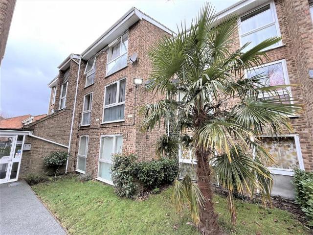 Princes Court, The Mall, Dunstable 2 bed apartment to rent £1,250 pcm £288 pw