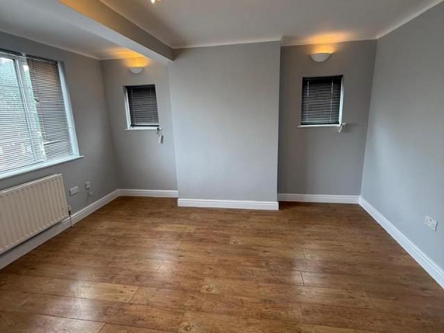 Princes Drive, Harrow HA1 2 bed flat to rent £1,800 pcm £415 pw