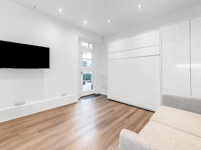 Princes Gate, Kensington, SW7 Studio to rent £2,059 pcm £475 pw