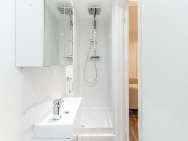 Princes Gate, Kensington, SW7 Studio to rent £2,167 pcm £500 pw
