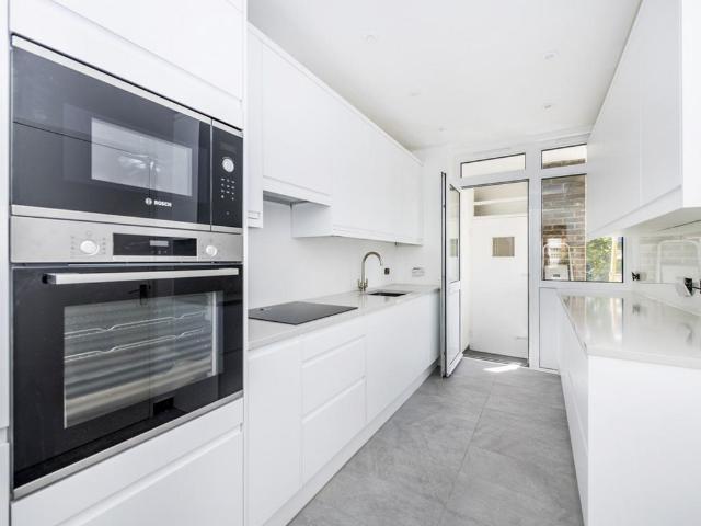 Princes Gate, London, SW7 3 bed flat to rent £6,400 pcm £1,477 pw