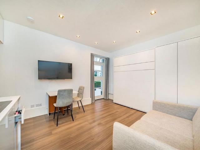 Princes Gate, London SW7 Studio to rent £1,950 pcm £450 pw