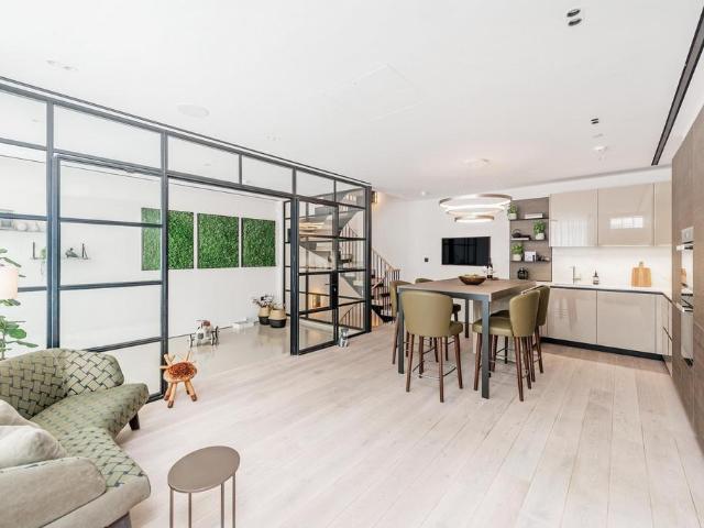 Princes Gate Mews, Knightsbridge SW7 3 bed mews to rent £14,300 pcm £3,300 pw