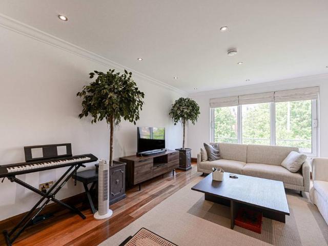 Princes Gate, South Kensington. 2 bed flat to rent £5,000 pcm £1,154 pw