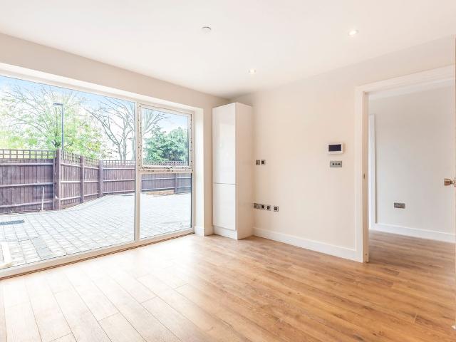 Princes Road, Buckhurst Hill IG9, 1 bed flat to rent, £1,750 pcm | PrimeLocation