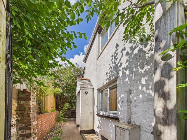 Princes Street, Abergavenny, NP7 2 bed cottage to rent £925 pcm £213 pw