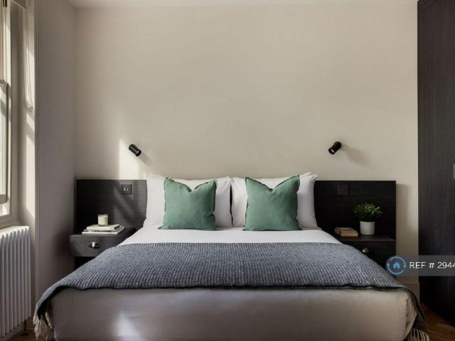 Princes Square, London, W2 Studio to rent £3,510 pcm £810 pw