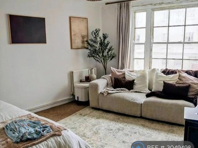 Princess Victoria St, Bristol, BS8 Studio to rent £850 pcm £196 pw