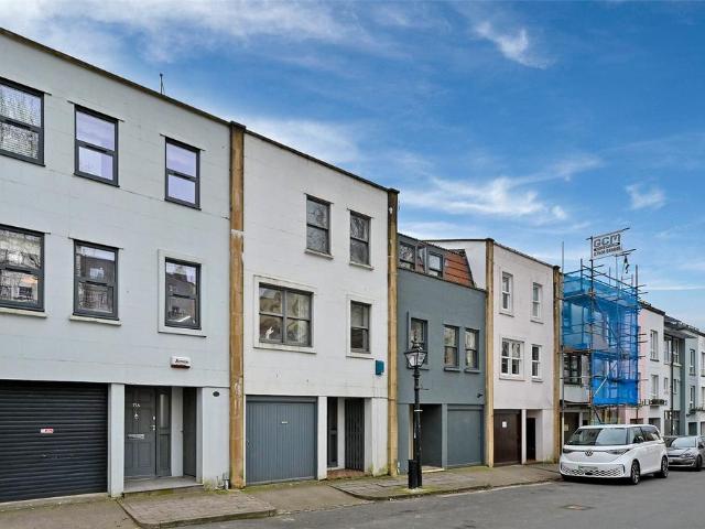 Princess Victoria Street, Bristol, BS8 3 bed terraced house to rent £3,995 pcm £922 pw