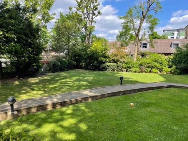Princess Court, Hornsey Lane, N6 3 bed flat to rent £2,999 pcm £692 pw