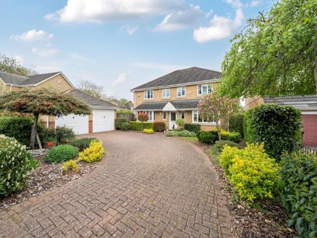 Princess Diana Drive St. Albans AL4 4 bed detached house to rent £4,000 pcm £923 pw