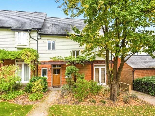 Princess Mary Close, Guildford. 3 bed semi detached house to rent £2,100 pcm £485 pw