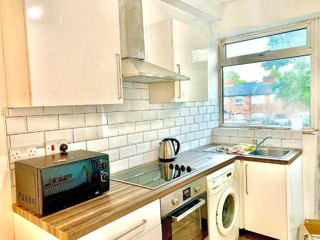 Princess Road, Manchester M20 3 bed flat to rent £1,560 pcm £360 pw