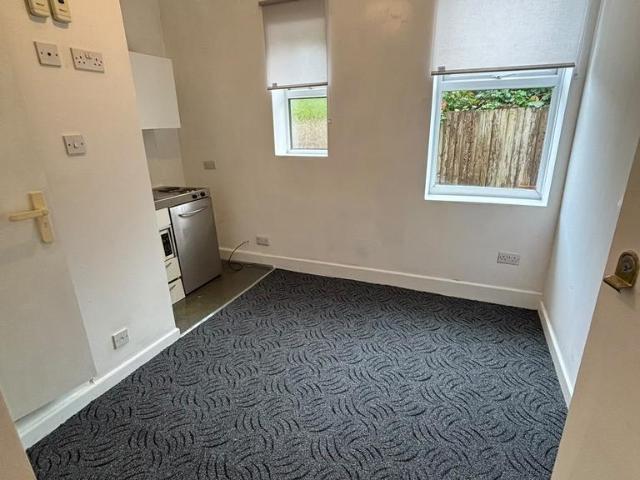 Princess Road, Poole BH12 Studio to rent £600 pcm £138 pw