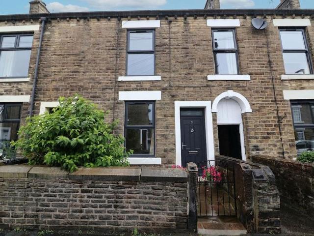 Princess Street, Glossop SK13 3 bed terraced house to rent £1,195 pcm £276 pw