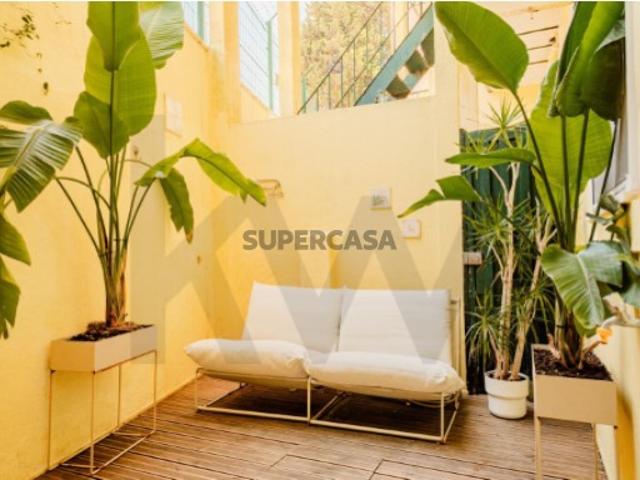 Príncipe Real, Lisboa: T2 renovado com pátio privativo e tetos altos