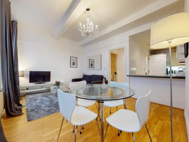 Printers Inn Court, LONDON, EC4A 1LR 2 bed apartment to rent £3,150 pcm £727 pw