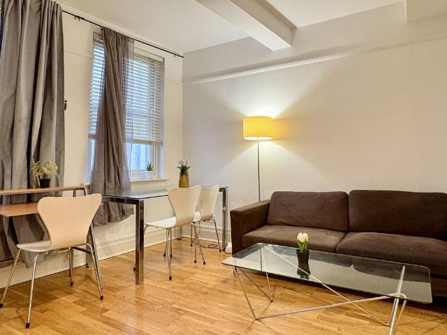 Printers Inn Court, London EC4A 2 bed flat to rent £3,200 pcm £738 pw