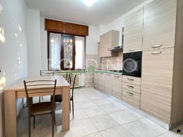PRIOCCA. Ampio trilocale in piccola palazzina. Completamente arredato
