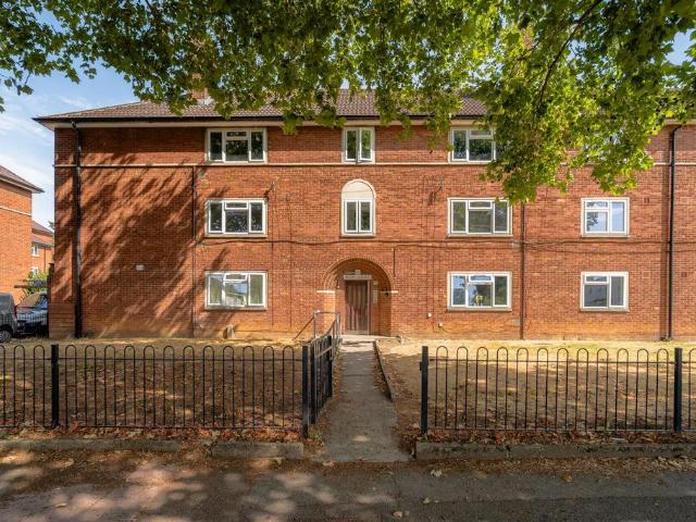 Priors Road, Prestbury 2 bed apartment to rent £995 pcm £230 pw