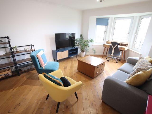 Priorwood Court, Glasgow G13, 2 bed flat to rent, £1,250 pcm | PrimeLocation