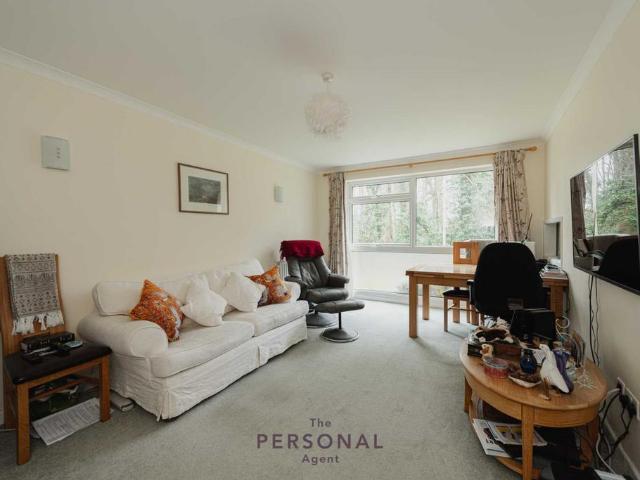 Priory Court, Banstead 2 bed maisonette to rent £1,650 pcm £381 pw